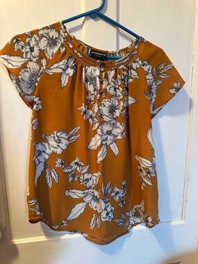 Liz Claiborne Mustard Floral Peasant Short Sleeve Top